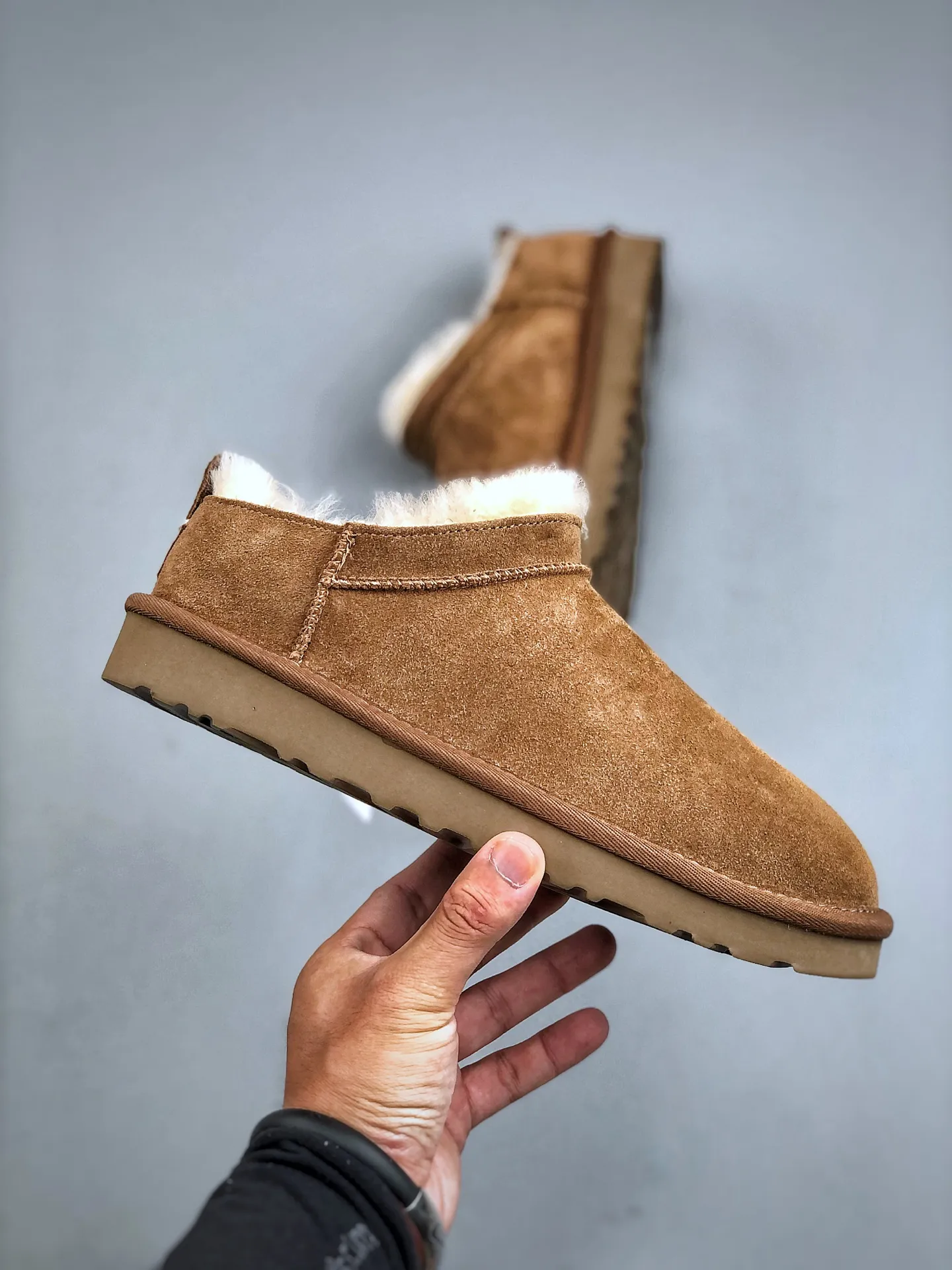 Local self-pickup💰520 supports store placement. The top version of ugg on the market. 25 new models. UGG Elea Slip-On. Thin and light slip-on. Home, office, air-conditioned room. Easy to match, super fashionable and long-leg welfare model. Produced by a large foreign trade factory in Guangzhou. Toe to insole. Genuine sheep fur integrated. Independent outer box packaging. Chip with waterproof technology. Different from any version on the market. Independently developed original outsole and cashmere insole to keep you warm in winter and suitable for home use. In recent years, uug has launched a style series that is partially geared towards the preferences of young consumers and has also moved to the forefront of fashion trends. Shoe body material Water-repellent coated suede upper 17 mm UGGPURE™ implanted wool insole Lightweight non-slip and comfortable rubber outsole With brand LOGO trademark Comes with a full set of packaging Size: 35-40